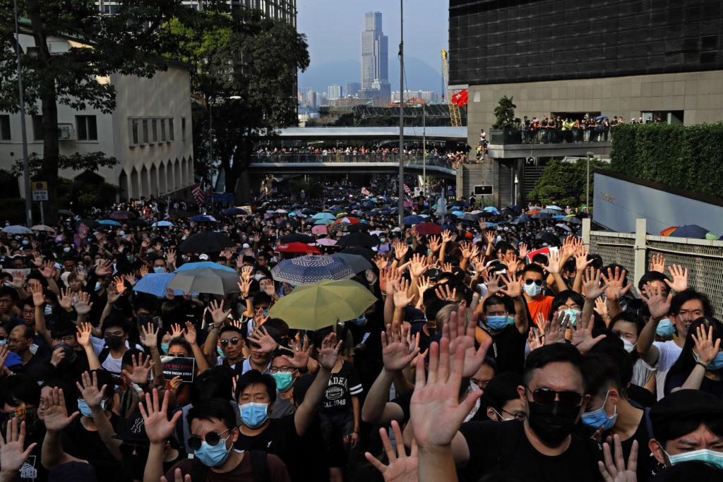 Χονγκ Κονγκ: Οι διαδηλωτές αναστέλλουν τις κινητοποιήσεις τους λόγω 11ης Σεπτεμβρίου