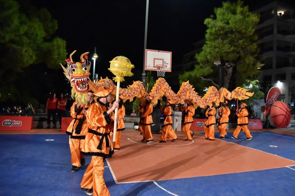 Μπασκετικό σόου με άρωμα Κίνας στην πλατεία Ν. Σμύρνης – Το Πάμε Στοίχημα στο ρυθμό του Παγκοσμίου Κυπέλλου Μπάσκετ (Video)