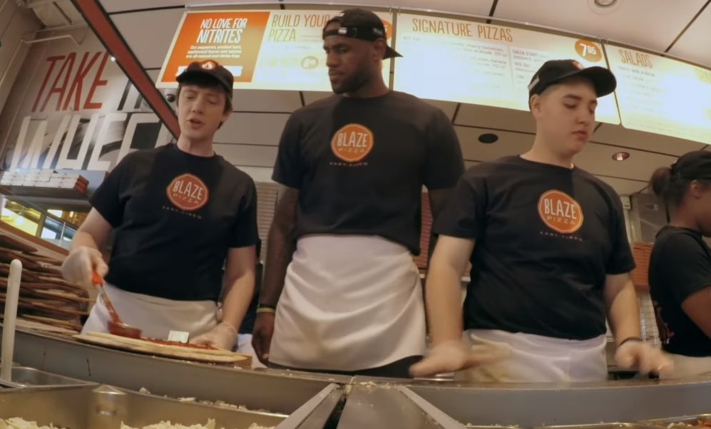 ΛεΜπρον Τζέιμς: Ετοιμάζει πίτσες και οι πελάτες του καταστήματος δεν πιστεύουν στα μάτια τους (Video)