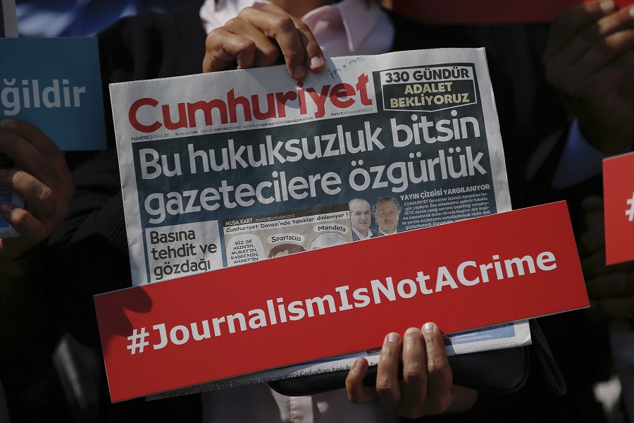 Τουρκία: Αποφυλακίζονται οι πέντε δημοσιογράφοι της Cumhuriyet που κατηγορήθηκαν για τρομοκρατία