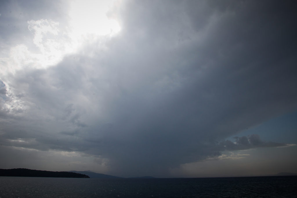 Καιρός: Βροχές, καταιγίδες και συννεφιά