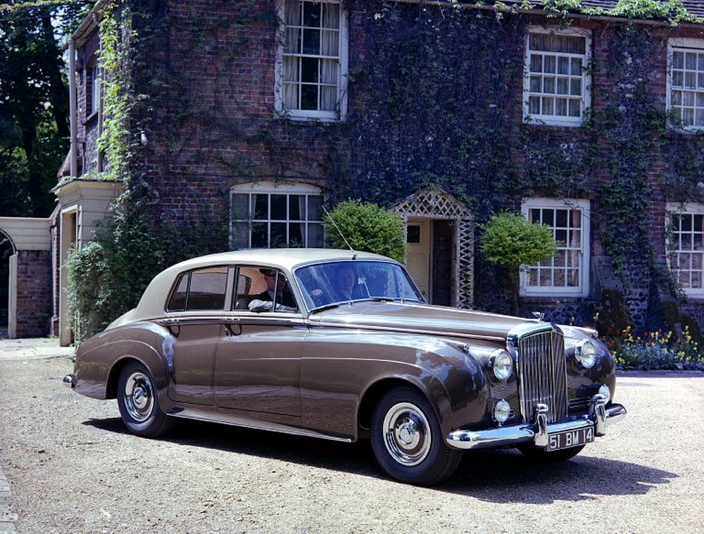 Το σήμα Flying B κοσμεί την πολυτελή Bentley Flying Spur