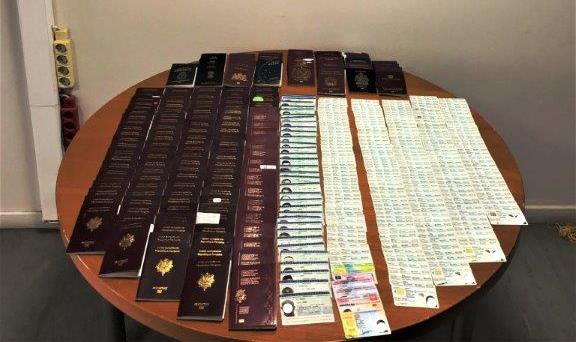 Συνελήφθη στο «Ελευθέριος Βενιζέλος» με 401 κλεμμένα διαβατήρια και ταυτότητες