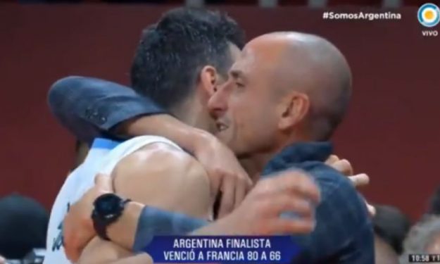 Η πιο συγκινητική στιγμή του Μουντομπάσκετ – Η ΙΣΤΟΡΙΚΗ αγκαλιά Σκόλα-Τζινόμπιλι μετά τον θρίαμβο! (Video)