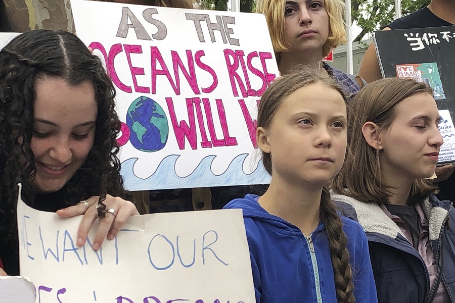 Η Γκρέτα Τούνμπεργκ και εκατοντάδες μαθητές διαδηλώνουν για το κλίμα έξω από τον Λευκό Οίκο
