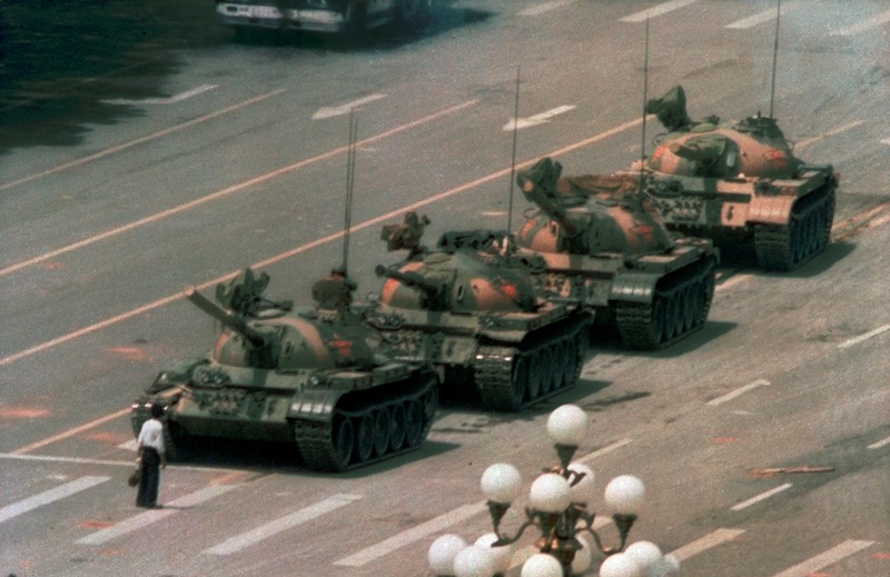 Πέθανε ο Τσάρλι Κόουλ, ο φωτογράφος του «Tank Man», του διαδηλωτή που σταμάτησε τα τανκς στην πλατεία Τιενανμέν