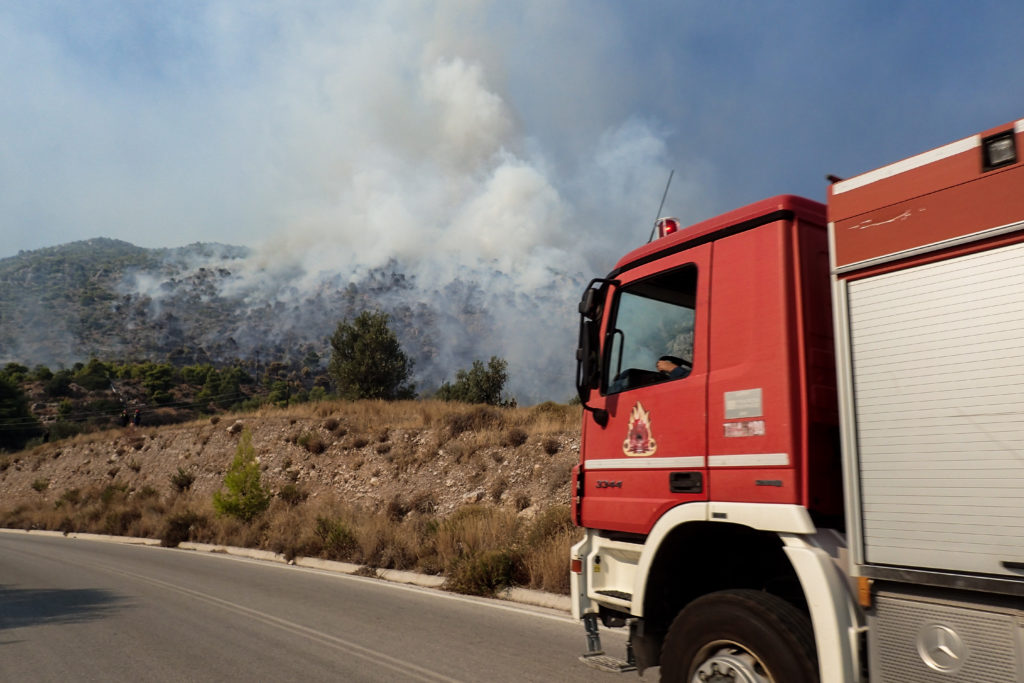 Στις φλόγες η Περαχώρα Λουτρακίου: Εκκενώθηκαν μοναστήρι και γηροκομείο (Videos)