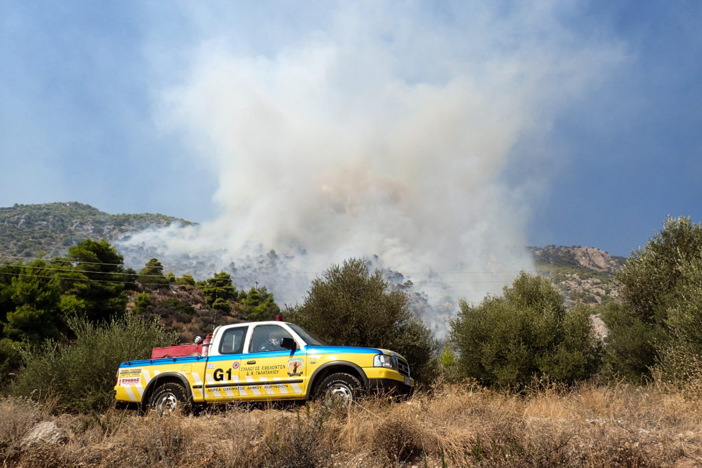 Περίπου 850 πυροσβέστες για 68 φωτιές επιστράτευσε σε μία ημέρα η Πυροσβεστική
