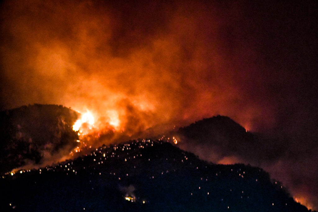 Πύρινη κόλαση στο Λουτράκι με τη φωτιά να μαίνεται το βράδυ (Photos)