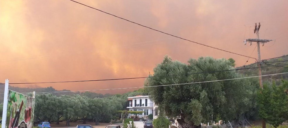 Ανεξέλεγκτη μαίνεται η φωτιά στη Νότια Ζάκυνθο: Εικόνες αλαλούμ στην εκκένωση δύο χωριών (Photos+Video)