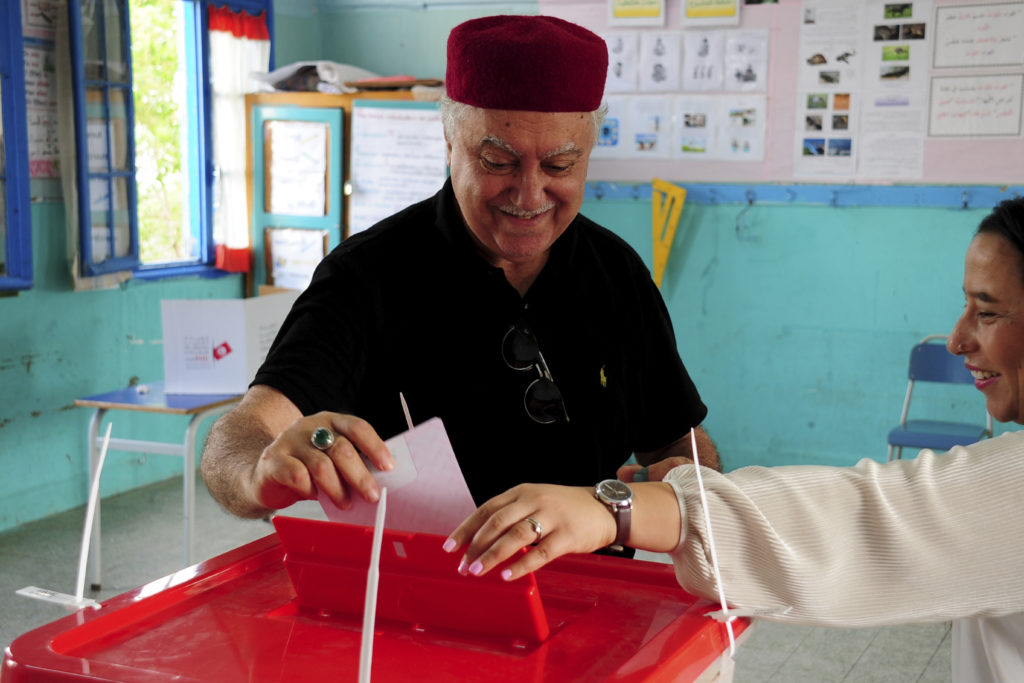 Ένας φυλακισμένος μεγιστάνας και ένας καθηγητής πανεπιστημίου δηλώνουν… πρώτοι στις εκλογές της Τυνησίας