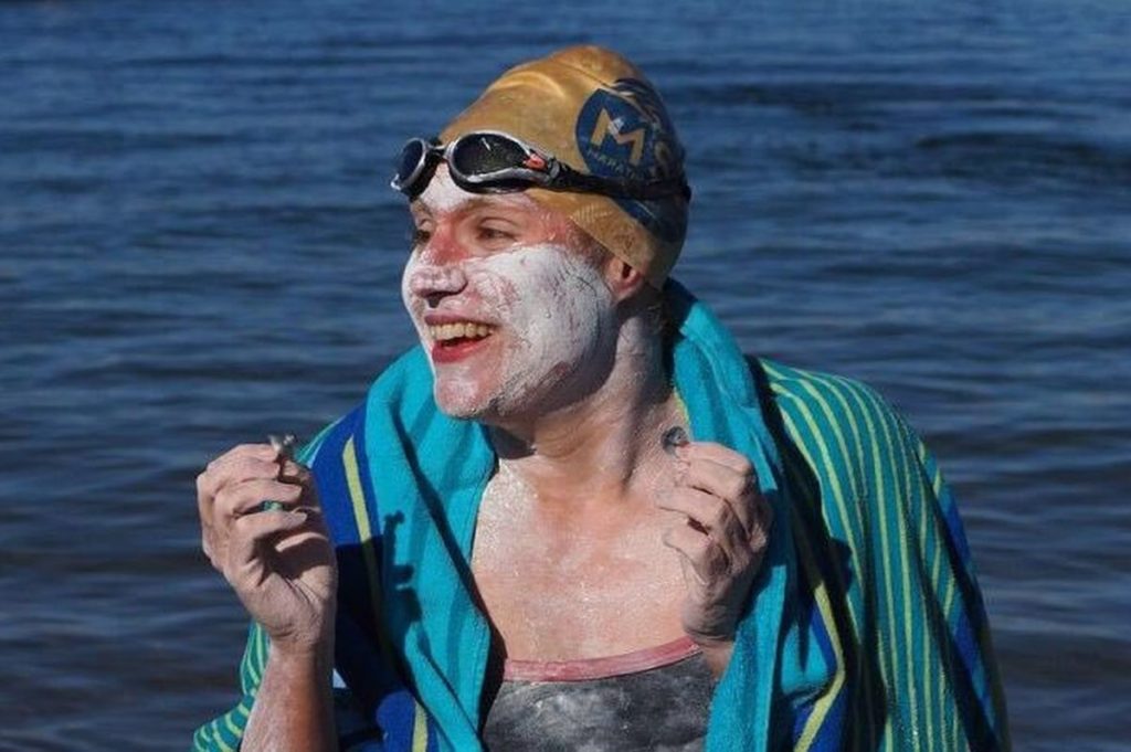 Αμερικανίδα διέσχισε τέσσερις φορές τη Μάγχη κολυμπώντας – Χωρίς να σταματήσει (Video)