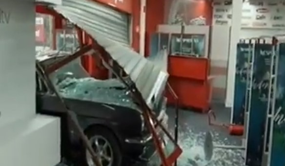 Αυτοκίνητο «μπούκαρε» σε πολυκατάστημα – Σήκωσαν ό,τι μπορούσαν κι έφυγαν με άλλο όχημα (Video)