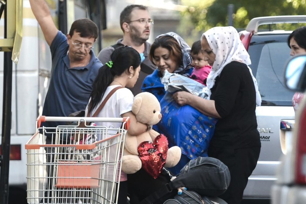 Γονείς με μωρά και παιδιά ανά χείρας – Φωτογραφίες από την «επιχείρηση» της ΕΛ.ΑΣ