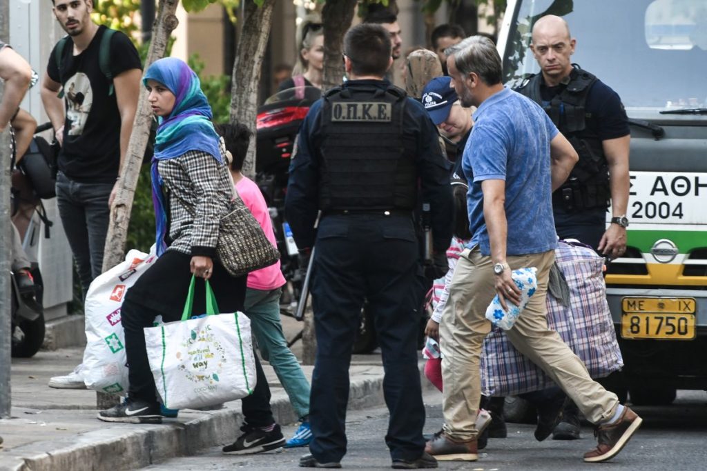 Πού φιλοξενούνται οι 269 άνθρωποι που απομακρύνθηκαν από καταλήψεις στην πλατεία Βάθη