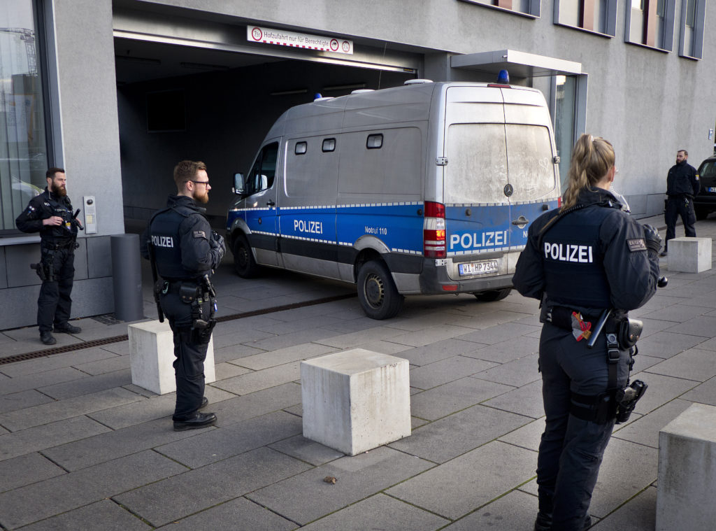 Συναγερμός στη Γερμανία: Πρόσφυγας κρατά όμηρο βρέφος – Ζητά τεστ πατρότητας
