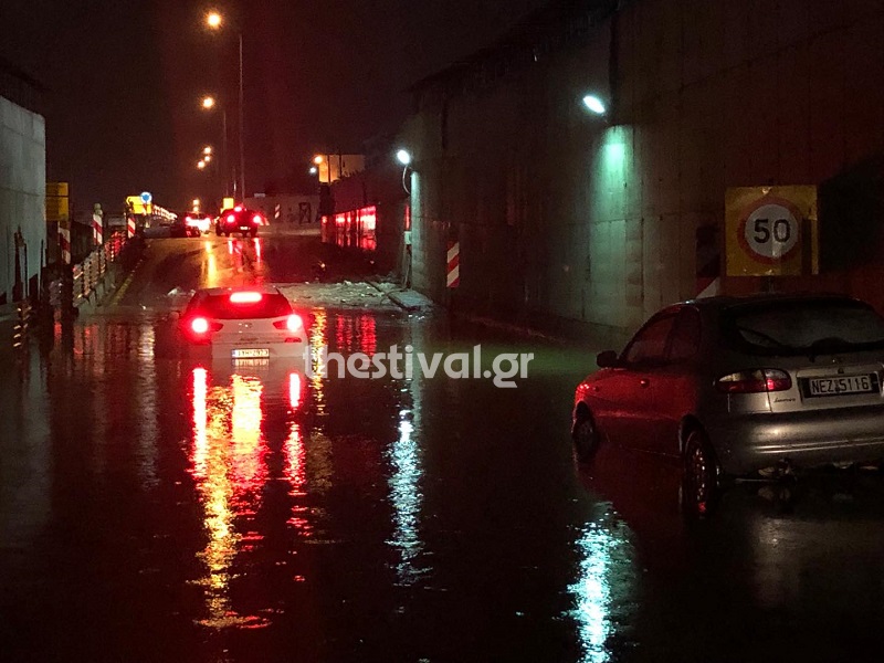 Θεσσαλονίκη: Οδηγοί εγκλωβίστηκαν σε πλημμυρισμένο δρόμο (Video)