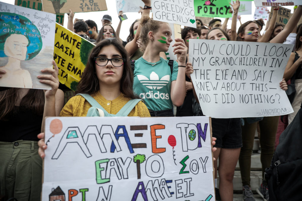 Σε εξέλιξη η μαθητική διαδήλωση στο Σύνταγμα κατά της κλιματικής αλλαγής (Photos – Video)