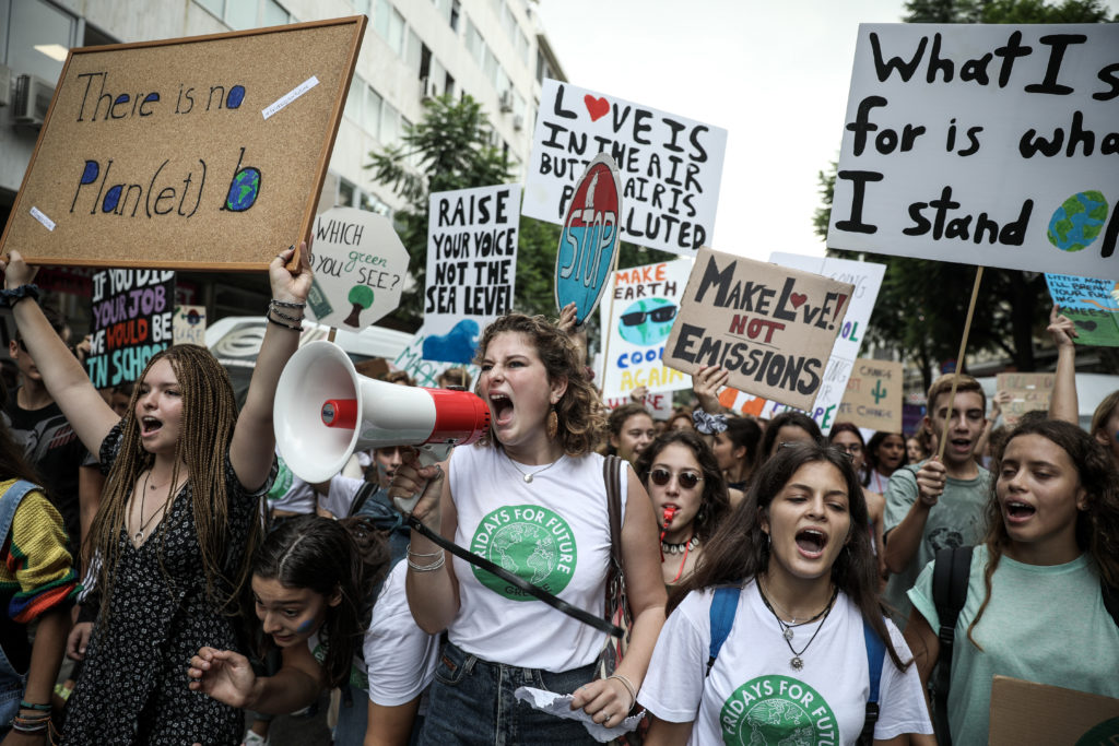 «Το κλίμα αλλάζει, γιατί δεν αλλάζουμε εμείς; – Εκατοντάδες μαθητές στη διαδήλωση κατά της κλιματικής αλλαγής (Photos – Video)