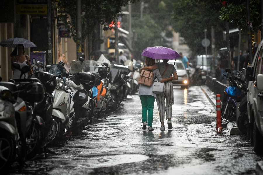 Πέφτει κι άλλο η θερμοκρασία το Σάββατο – Βροχές και θυελλώδεις άνεμοι