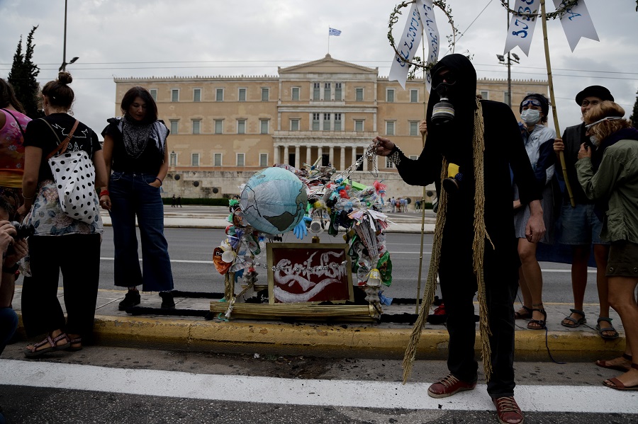 «Αλλάξτε το σύστημα όχι το κλίμα»: Πορεία στο κέντρο της Αθήνας για την κλιματική αλλαγή (Photos)