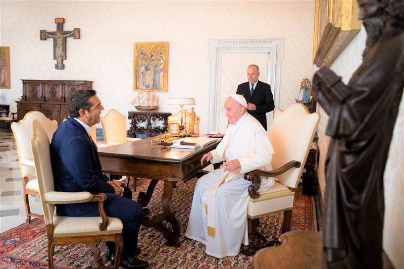 Σε θερμό κλίμα η συνάντηση Αλέξη Τσίπρα με τον Πάπα Φραγκίσκο (Photos)