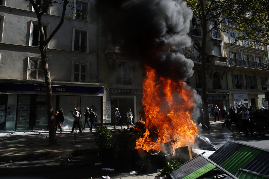 Παρίσι: Επεισόδια διαδηλωτών και αστυνομίας στην πορεία για κλίμα (Photos+Video)