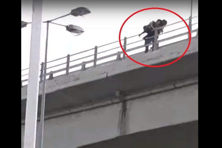 Κρήτη: Ένας περαστικός άρπαξε 30χρονη αποτρέποντας την αυτοκτονίας της από γέφυρα (Videos)
