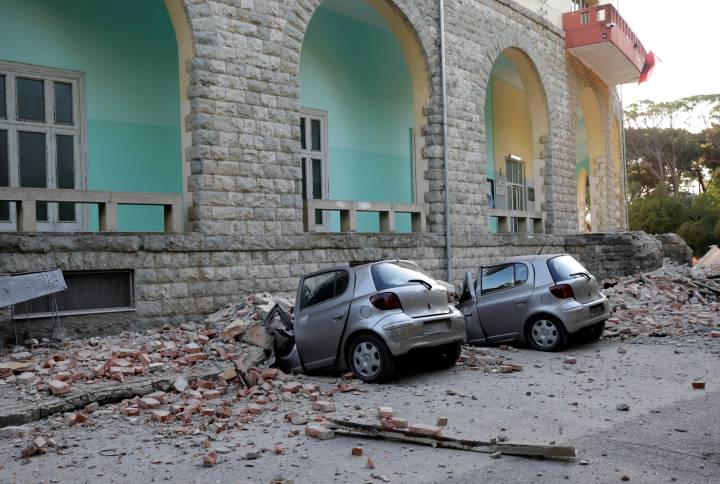 Ξεπέρασαν τους 100 οι τραυματίες από τον ισχυρό σεισμό στην Αλβανία (Videos)