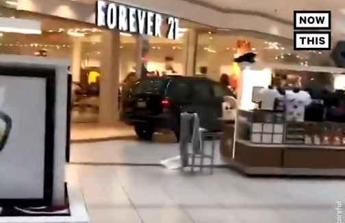 Οδηγός έκανε ελιγμούς μέσα σε Mall καταστρέφοντας κιόσκια και καταστήματα! (Video)