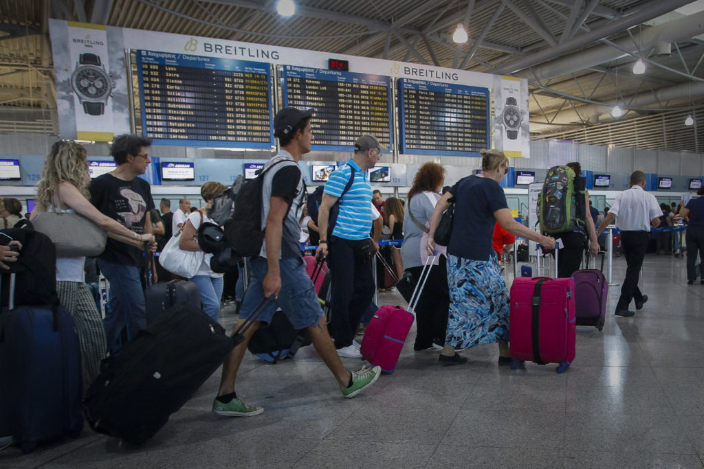 Δέκα μετανάστες ντύθηκαν… αθλητές του βόλεϊ αλλά δεν έπεισαν τις αρχές στο Ελ. Βενιζέλος