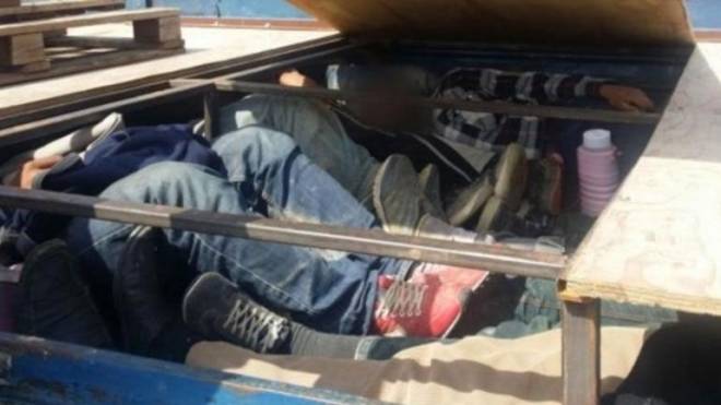 Πάτρα: Οδηγός φορτηγού προσπάθησε να περάσει μετανάστες ως «ρούχα» στην Ιταλία