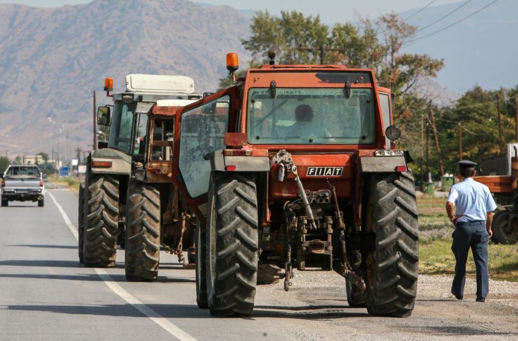 Στους δρόμους οι αγρότες – Άκαρπη η συνάντηση με Σκρέκα (Photos & Video)