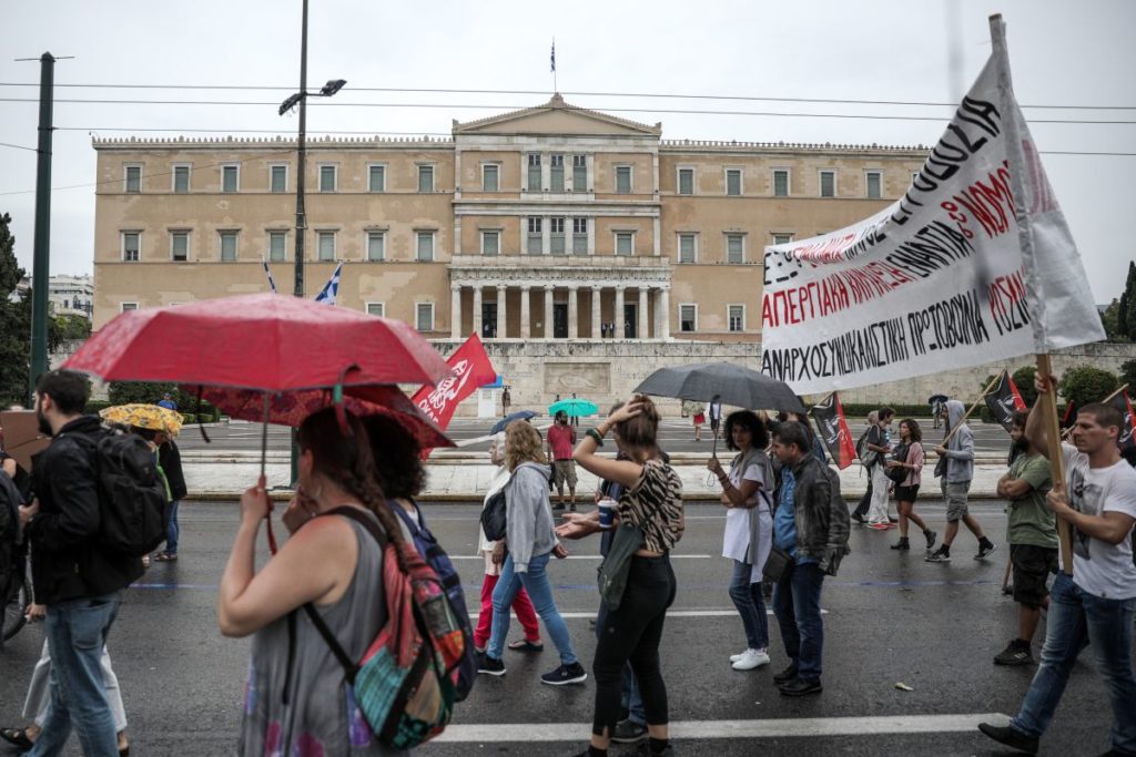 Στους δρόμους οι εργαζόμενοι – Ποιοι απεργούν, πώς κινούνται τα ΜΜΜ (Photos)