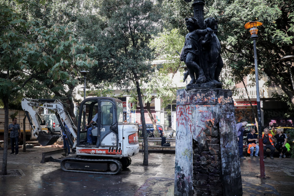 Εξάρχεια: «Λίφτινγκ» στην πλατεία από συνεργεία του Δήμου Αθηναίων (Photos)