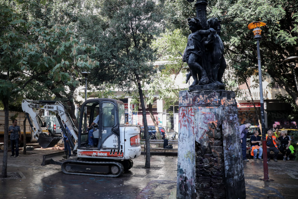 Εξάρχεια: «Λίφτινγκ» στην πλατεία από συνεργεία του Δήμου Αθηναίων (Photos)