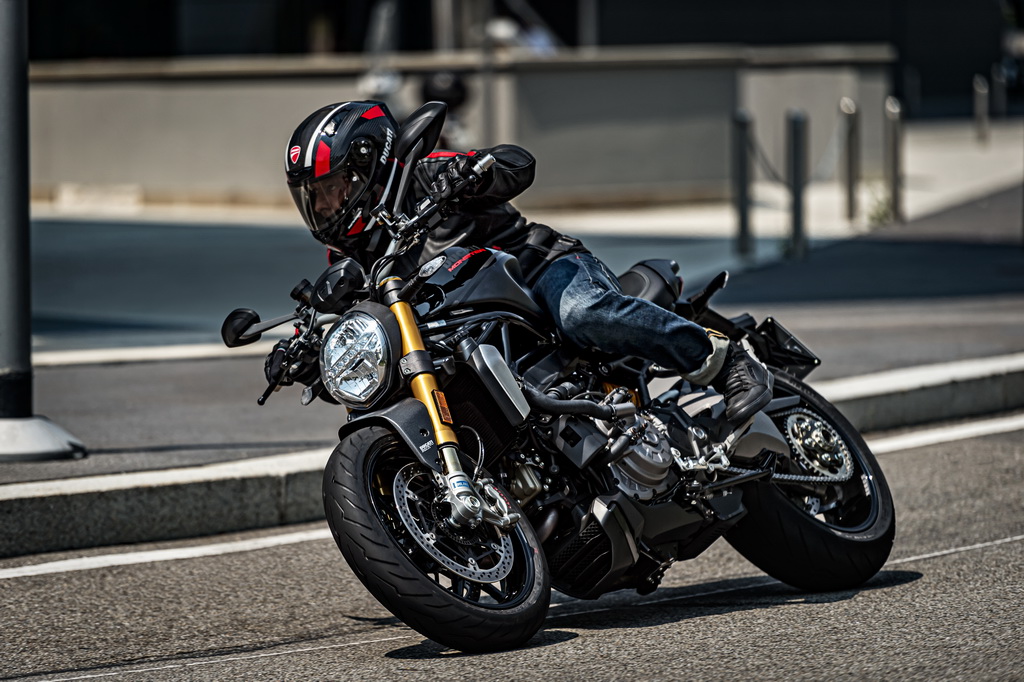 Η Ducati παρουσιάζει τη Monster 1200 S «Black on Black»