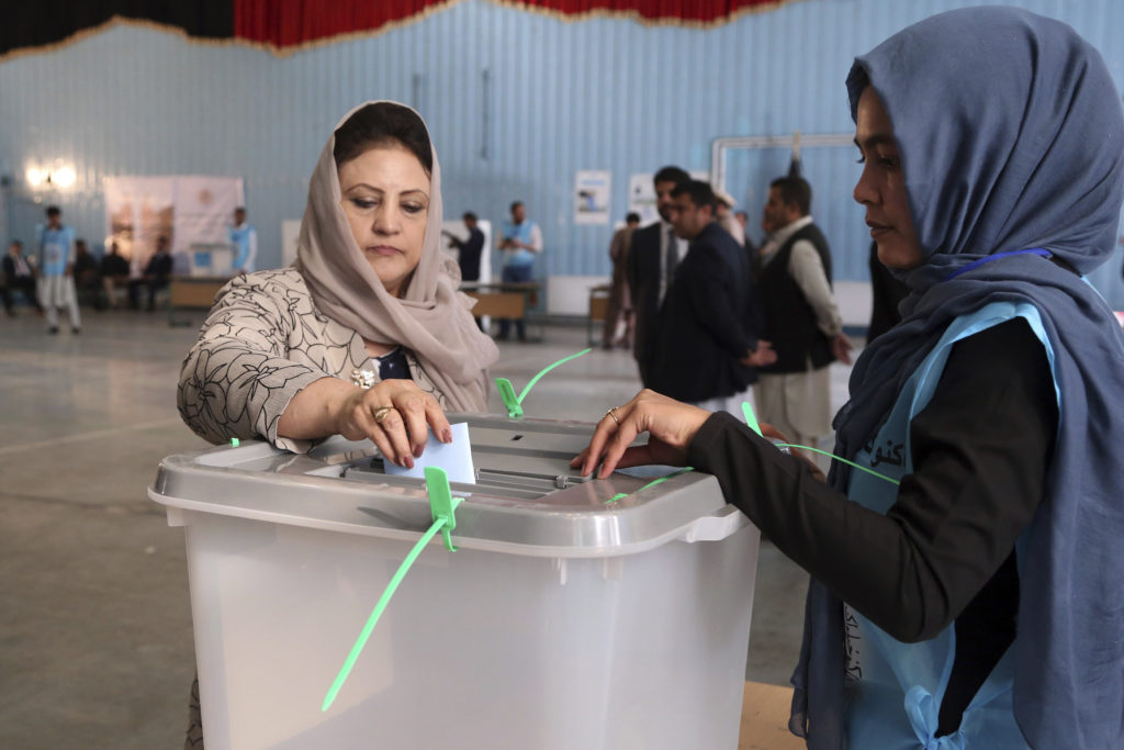 Κάλπες με αίμα στο Αφγανιστάν για τις προεδρικές εκλογές: Πολλαπλές επιθέσεις με νεκρούς και τραυματίες (Photos)