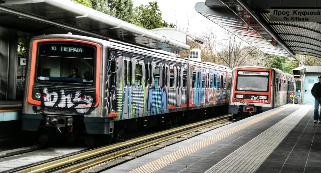 Δέντρο έπεσε σε βαγόνι του Ηλεκτρικού – Διακοπή κυκλοφορίας στο τμήμα Ειρήνη-Κηφισιά (Photos)