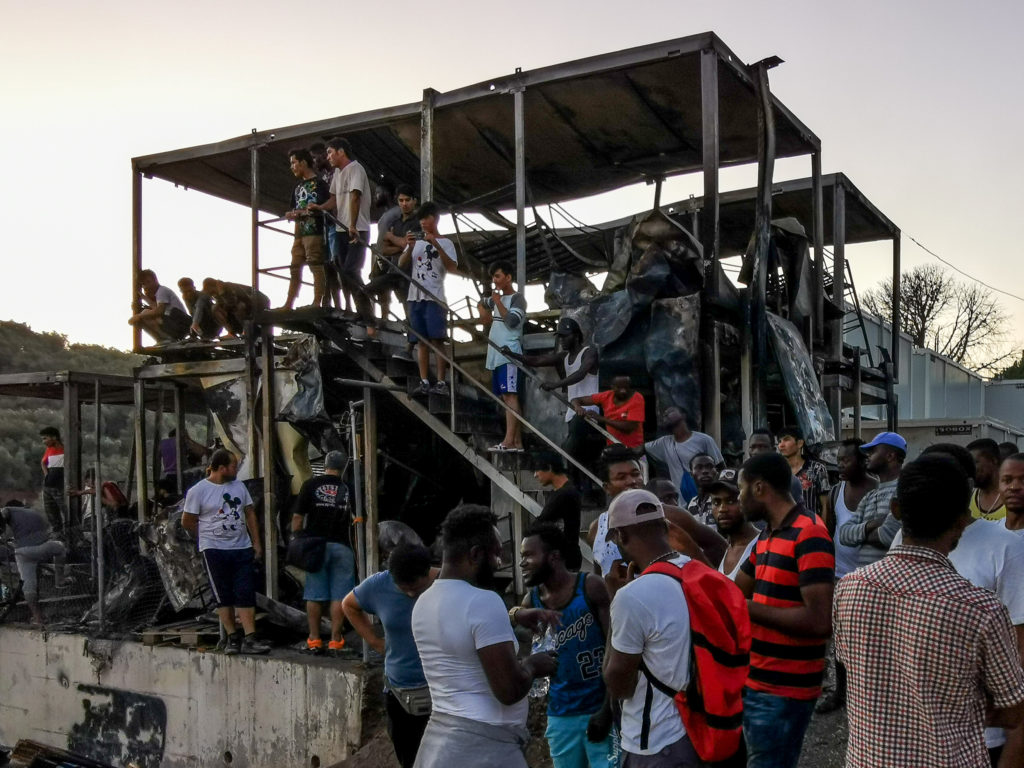 Ήρεμη σήμερα η κατάσταση στην Μόρια μετά το θάνατο μητέρας και παιδιού –  Τι προκάλεσε την εξέγερση