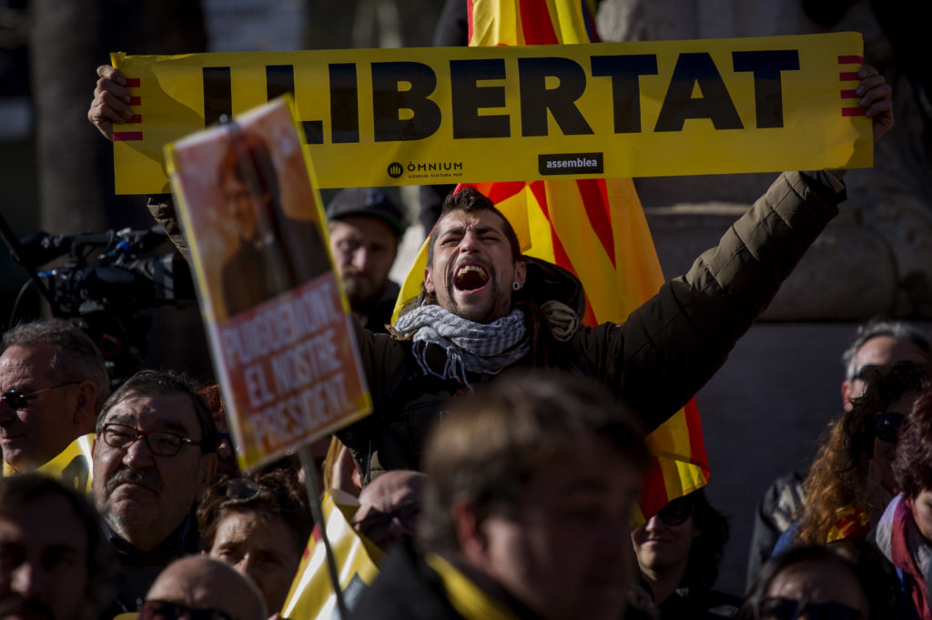 Οι αυτονομιστές ηγέτες καλούν τους Καταλανούς σε «πολιτική ανυπακοή»