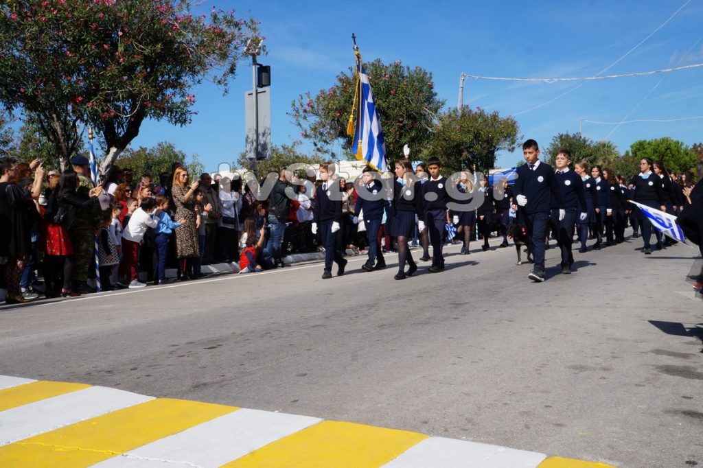 Σκύλος καμαρωτός κάνει παρέλαση μαζί με το σχολείο! (Video)