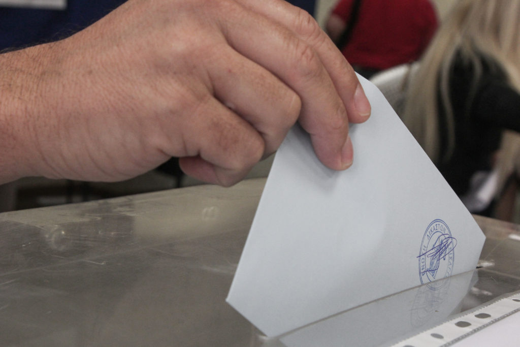 Τι προβλέπει η εισήγηση για την ψήφο των αποδήμων Ελλήνων