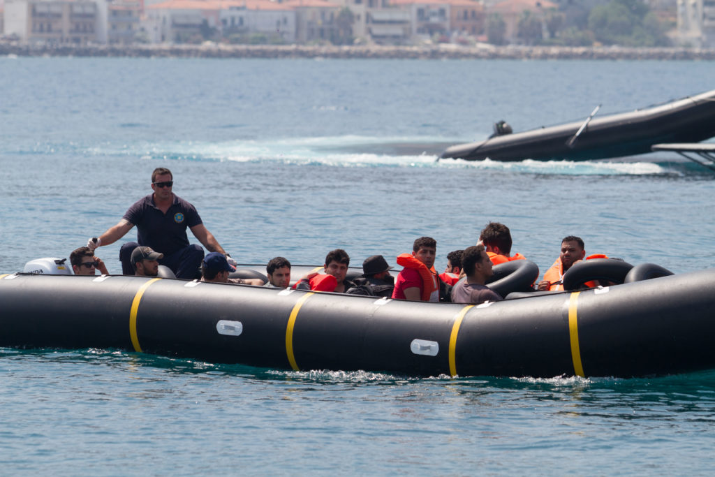 Διασώθηκαν 51 πρόσφυγες που επέβαιναν σε λέμβο ανοικτά της Σάμου