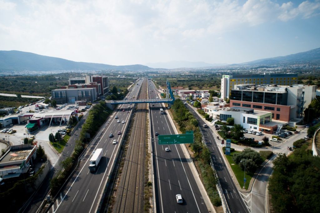 Ένα σκάφος στο… οδόστρωμα της Αττικής Οδού! (Photo)