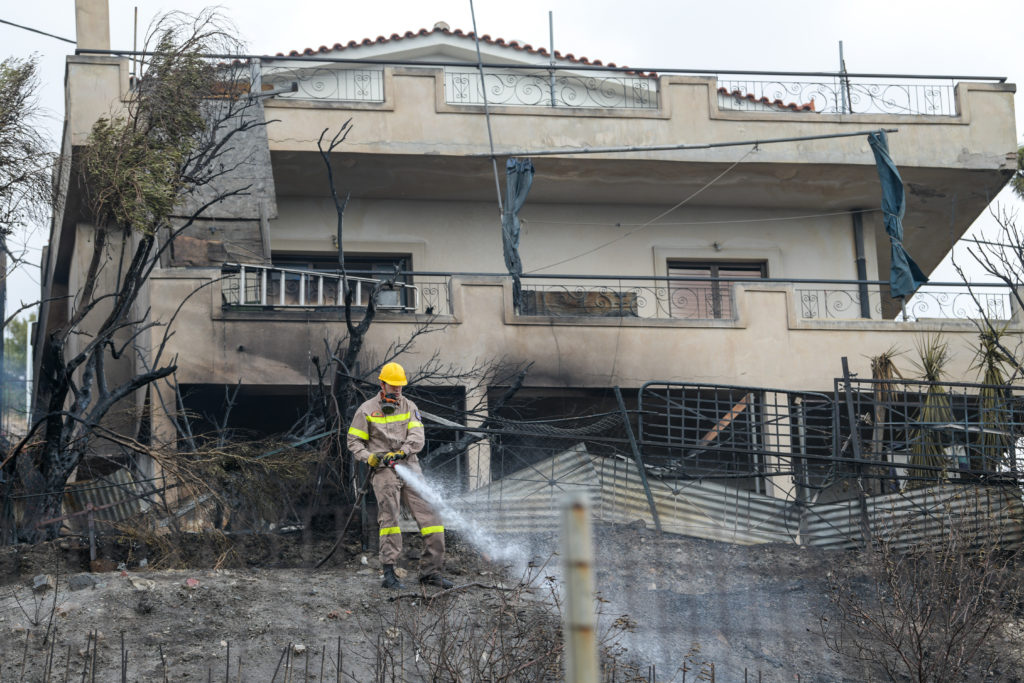 Σε ύφεση η φωτιά στη Σαρωνίδα (Video – Photo)