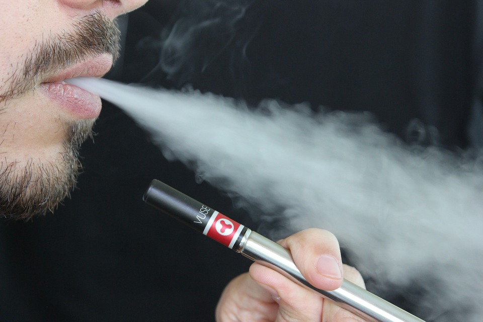 Νέα έρευνα: Ακόμη και το βραχυπρόθεσμο άτμισμα προκαλεί φλεγμονές στους πνεύμονες των μη καπνιστών