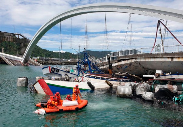 Ταϊβάν: Κατέρρευσε γέφυρα – Φόβοι ότι υπάρχουν καταπλακωμένοι ψαράδες (Video)