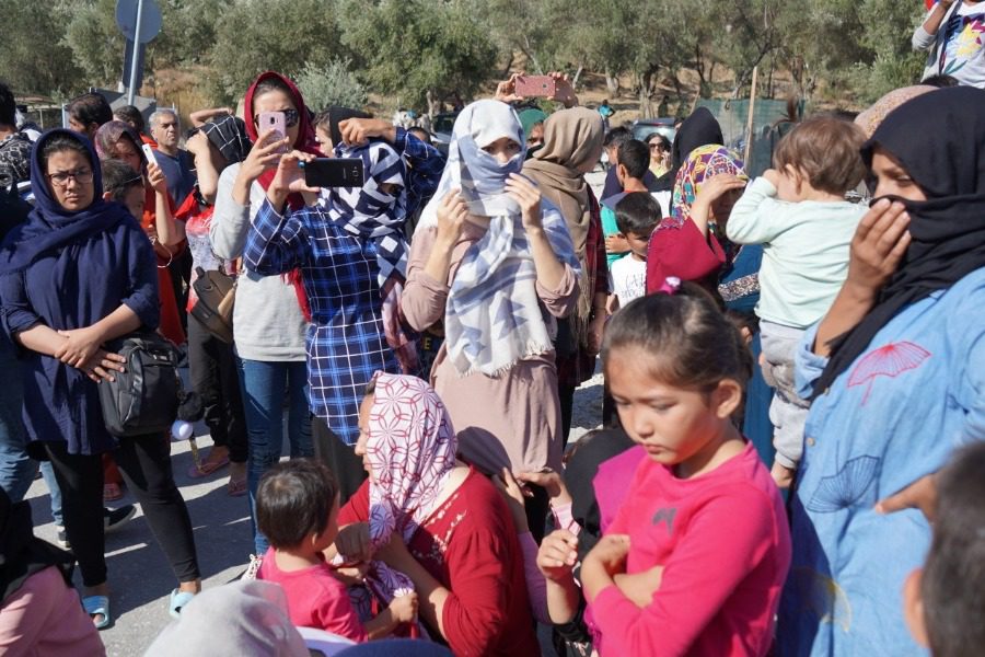 Καθιστική διαμαρτυρία και μικρή αναταραχή από τους πρόσφυγες στη Μόρια (Video)