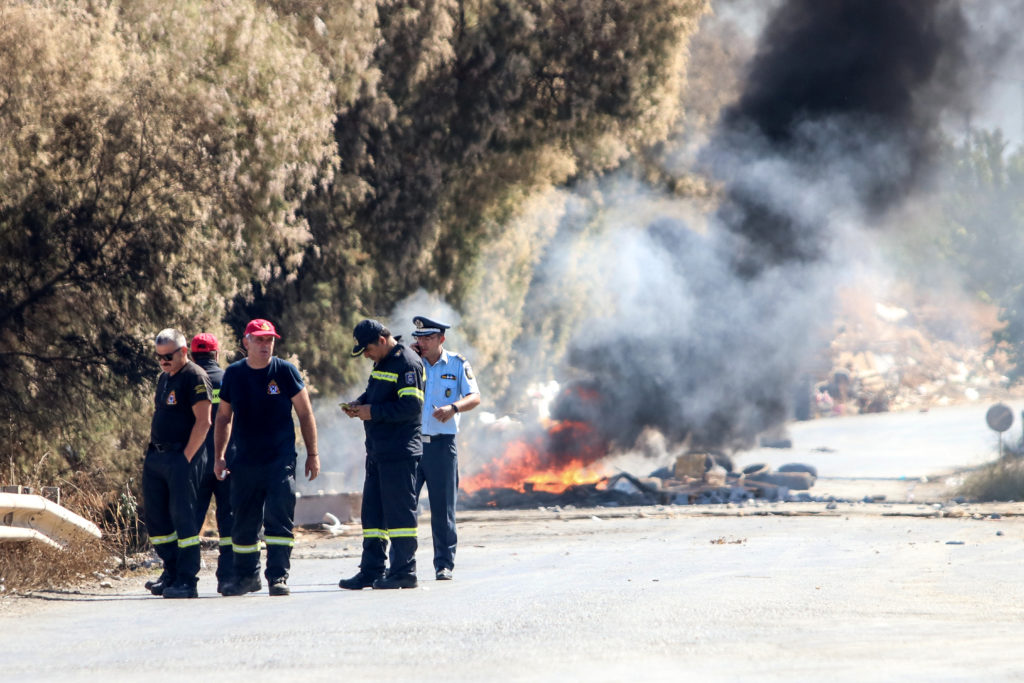 Κρήτη: Φωτιές, λιποθυμίες και… ένταση στον καταυλισμό των Ρομά (Photos – Video)